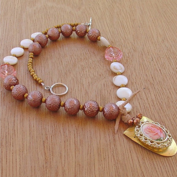 Handmade asymmetrical vintage style rose necklace - Picture 3 of 9